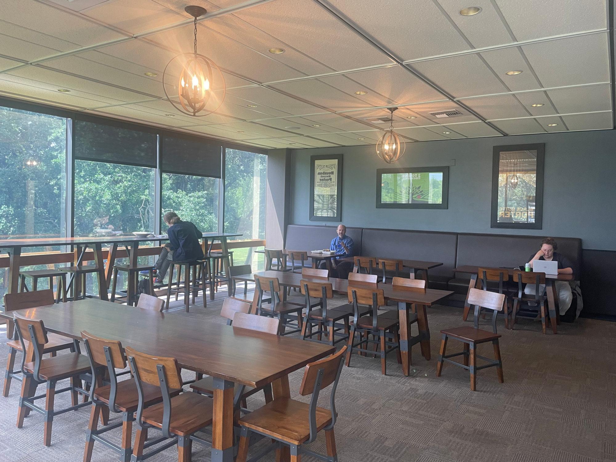 Photo of the Santiam Bistro's seating area